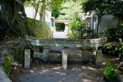 １日で火山灰に埋もれた鳥居（桜島）