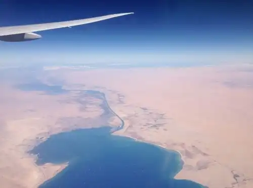 空から見たスエズ運河