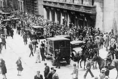 ウォール街に詰めかけた人々