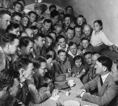 ヒトラーを囲む青年たち